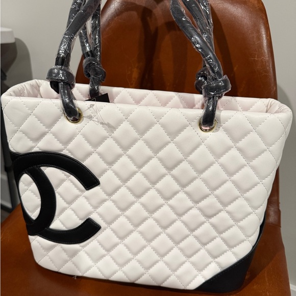 Chic White Quilted Handbag with Black Accents - Picture 1 of 5